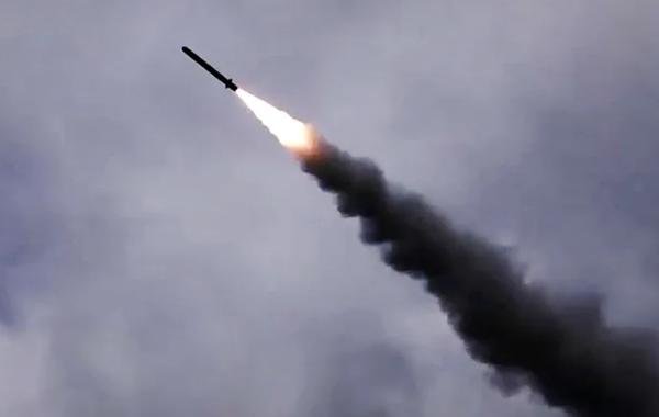 21 марта 2024: Киев подвергся обстрелу ракетами "Кинжал", сообщается о взрывах