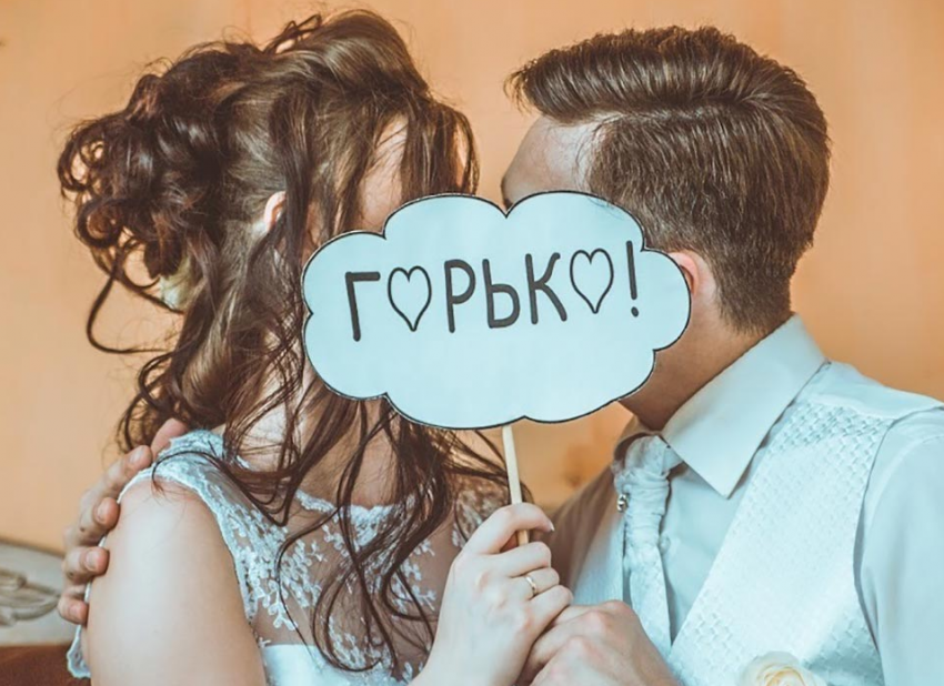 "Истоки традиции «Горько» на свадьбах: загадочный смысл за обычаем"