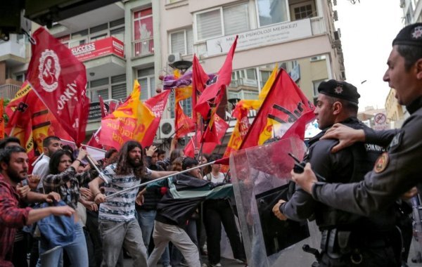Турецкие города охватили крупные демонстрации с перестрелками на улицах