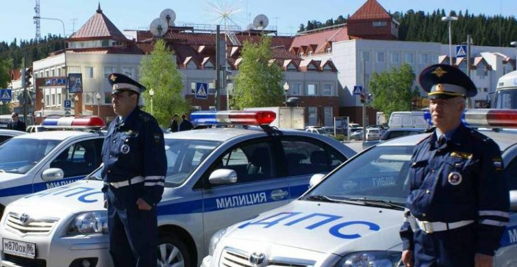 Сотрудники в День ГИБДД МВД РФ 3 июля 2024 года принимают поздравления в виде открыток или слов в прозе