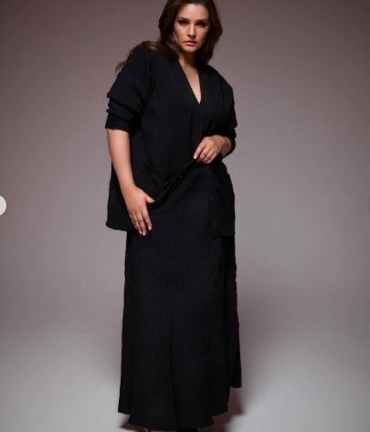 «Из чемодана и на встречу!»: актриса Глафира Тарханова показала свой любимый кардиган