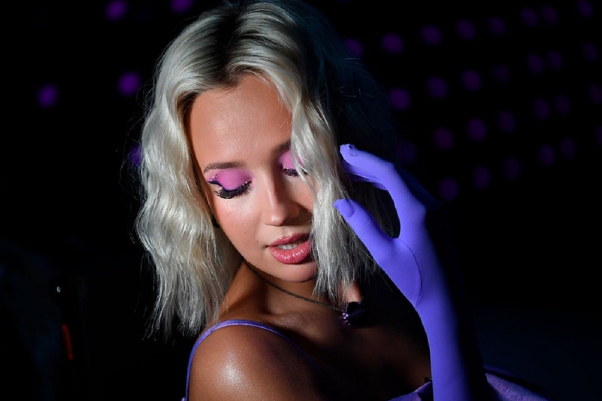 «Накрыло»: Клава Кока опубликовала фото с заплаканным лицом на фоне расставания с Александром Повериным