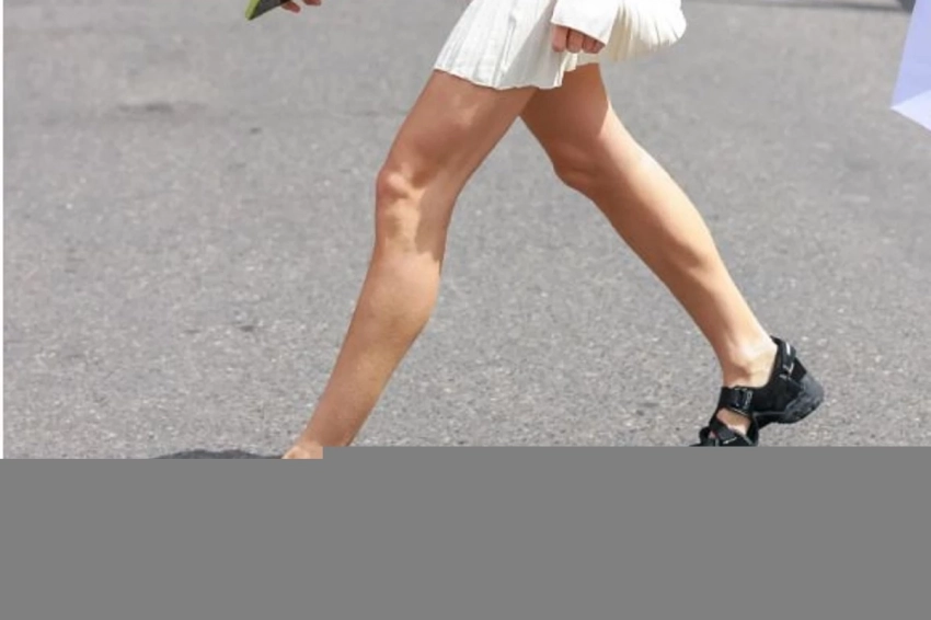 Vogue назвал «уродливые» кроссовки-балетки новым трендом