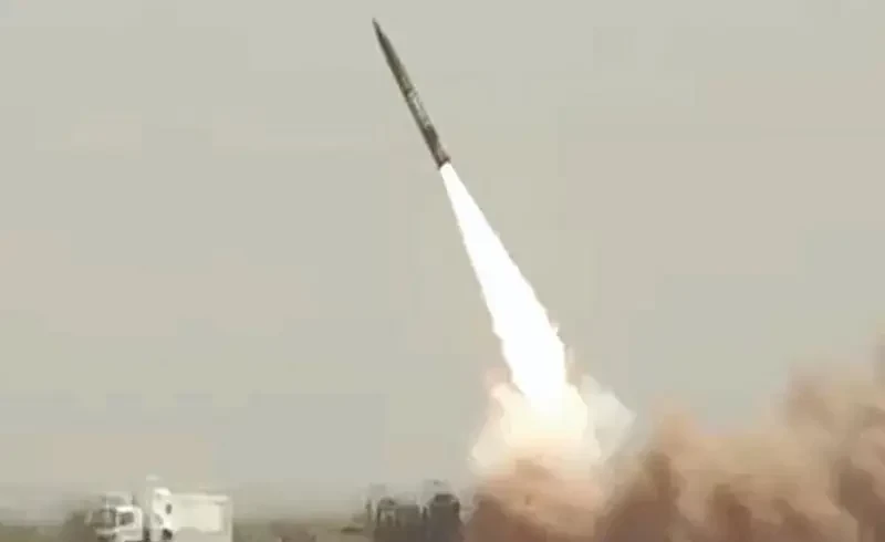 «Предупредительный выстрел в сторону Индии»: Пакистан показал запуск тактической баллистической ракеты Abdali, также сбиты 2 индийских истребителя