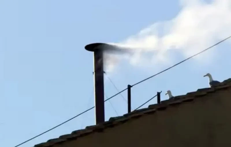 Конклав кардиналов с четвёртого раза выбрал нового папу Римского: из трубы Сикстинской капеллы идёт белый дым