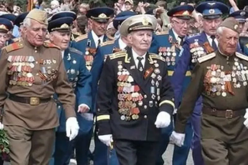 Фронтовики, достаньте свои ордена – и пусть ими гордятся потомки