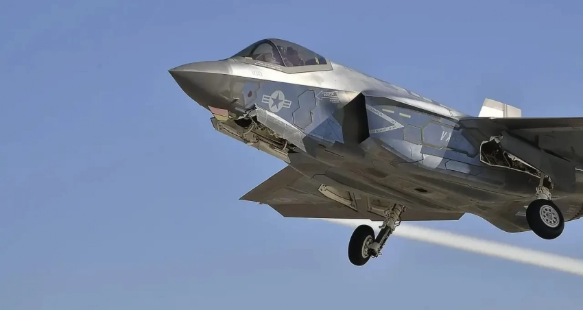 ВМС США показали истребители F-35C с зеркальным покрытием