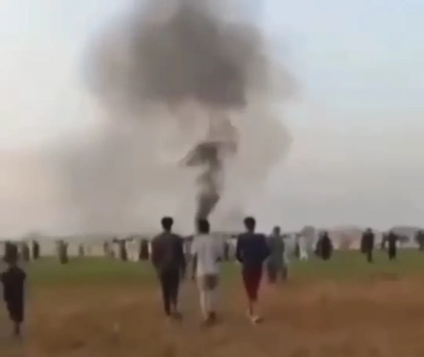 В сети появились кадры сбитого ПВО Пакистана турецкого барражирующего боеприпаса YIHA-III, запущенного Индией