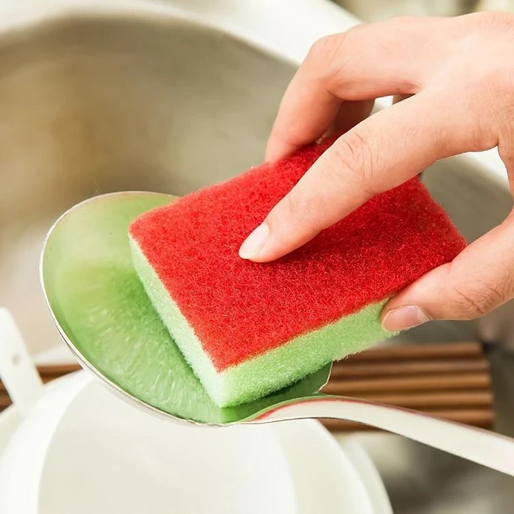 Не ради красоты: почему губки для посуды разного цвета