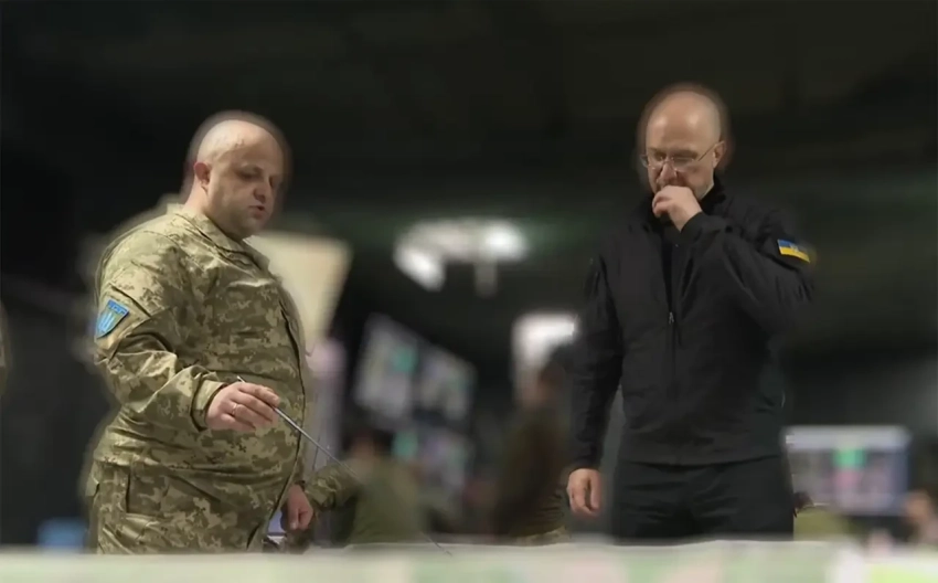 Шмыгаль постоял над картой «под Волчанском», где наши добивают остатки ВСУ