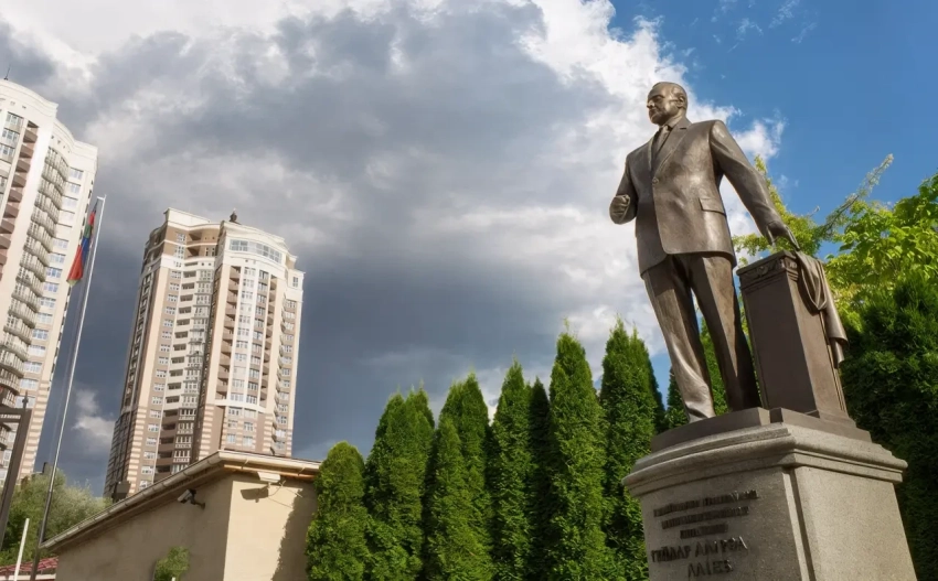 В Киеве начали укреплять азербайджанские памятники