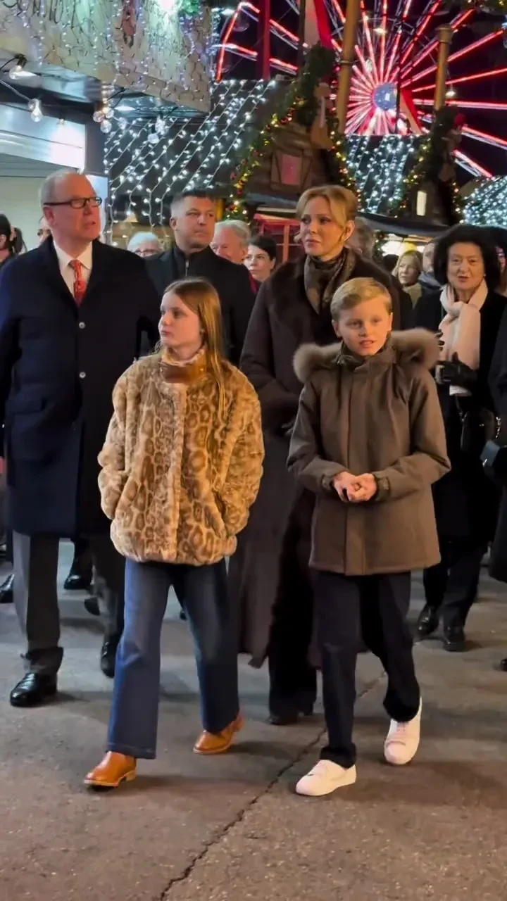 Альбер II и княгиня Шарлен с детьми открыли рождественскую деревню в Монако