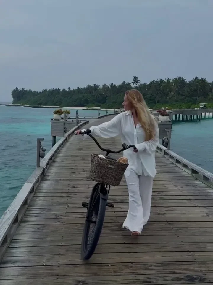 Дайвинг с акулами и фото в бикини. Старшая дочь Дмитрия Пескова отдохнула на островах