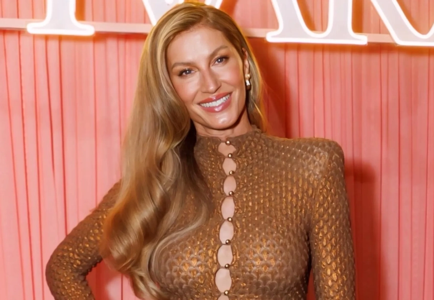 45-летняя Жизель Бундхен, которая недавно стала мамой в третий раз, вышла в свет в "голом" платье