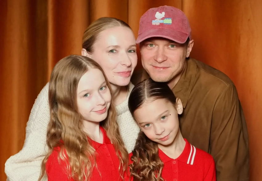 Юра Борисов с семьёй, Андрей Малахов, Елена Яковлева, Юлия Барановская и Леонид Каневский на премьере фильма "Чебурашка 2"