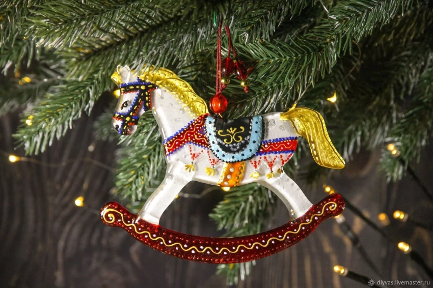 2026 год по восточному календарю: что надеть, приготовить и как нарядить елку на счастье