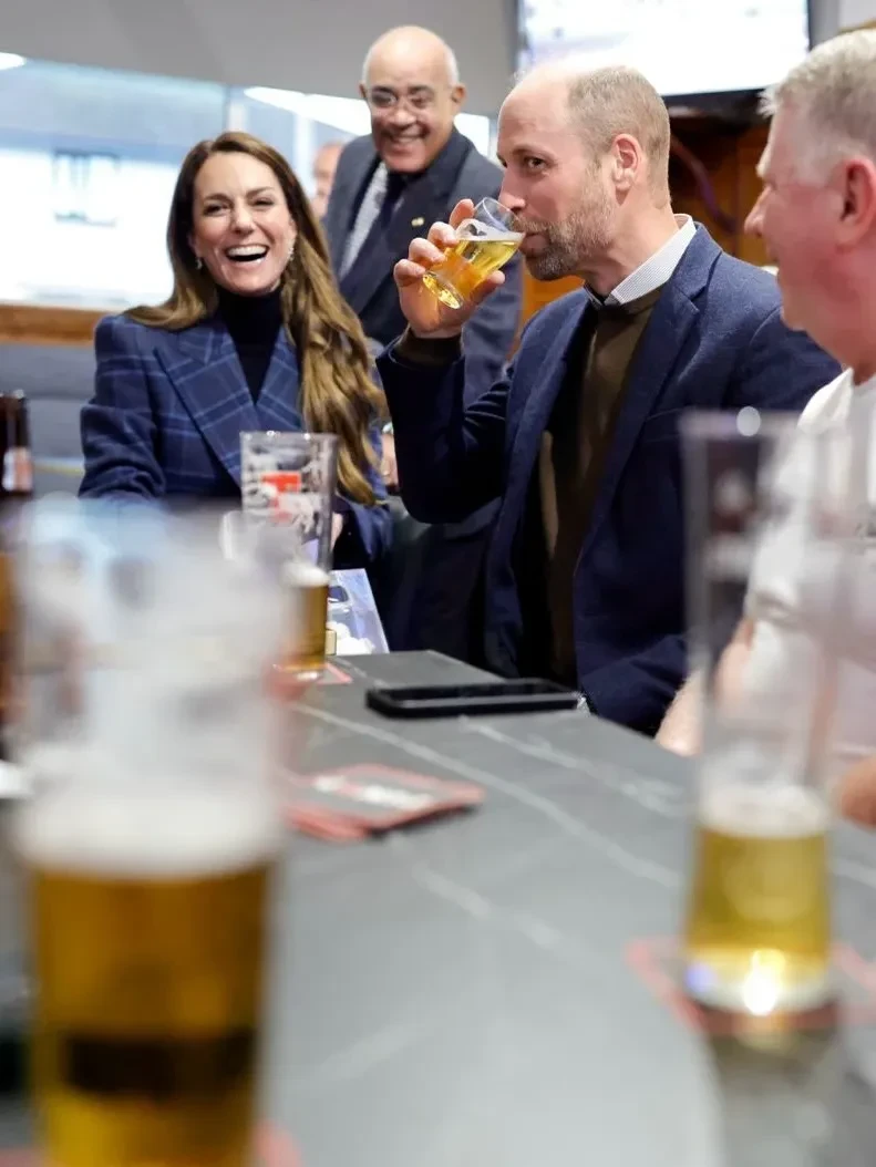 Партия в кёрлинг и вечер в пабе: Кейт Миддлтон и принц Уильям показали новые фото из поездки в Шотландию