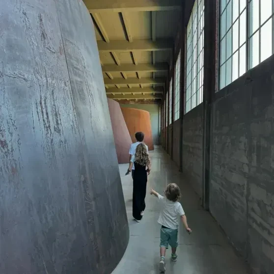 "Многие идеи получаю, общаясь с умными людьми". Даша Жукова в редком интервью рассказала о муже Ставросе Ниархосе, детях и своей ленте в TikTok