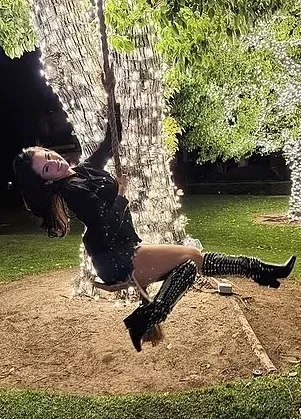 Селена Гомес устроила вечеринку мужу Бенни Бланко на фоне скандала вокруг их семьи