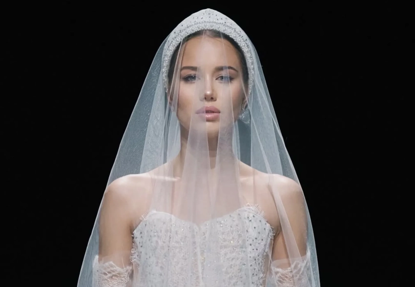 Аврора Киба в свадебном платье и внучка экс-президента Узбекистана Марьям Тилляева вышли на подиум на показе в Москве