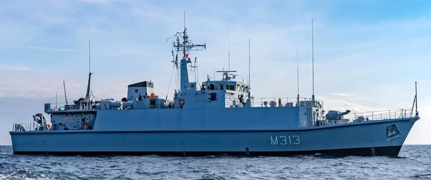 Один из трёх минных тральщиков ВМС Эстонии неожиданно столкнулся со льдиной