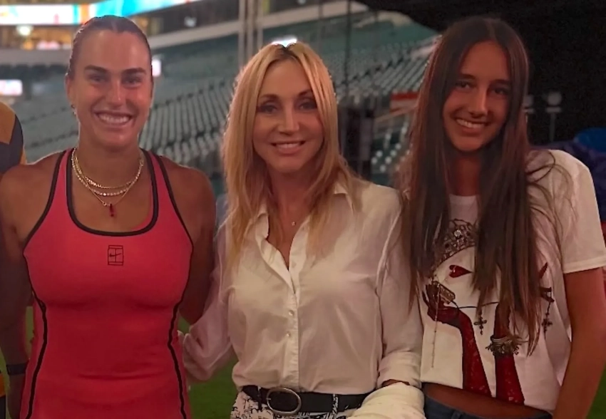 Кристина Орбакайте с мужем и дочерью встретились с Ариной Соболенко на турнире в Майами
