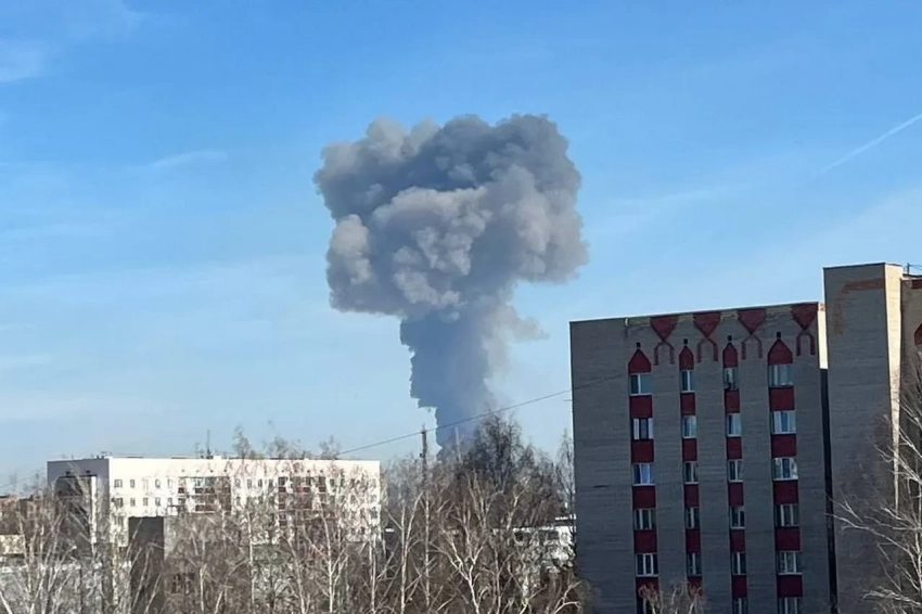 В результате мощного взрыва в Нижнекамске горит предприятие «Нижнекамскнефтехим»