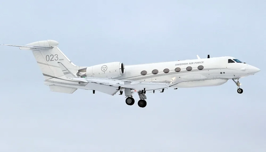 Самолёт ВВС Швеции ведёт разведку в направлении Санкт-Петербурга