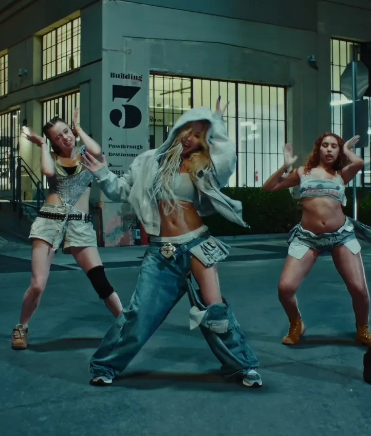 19-летняя дочь Питта и Джоли снялась в клипе южнокорейской певицы