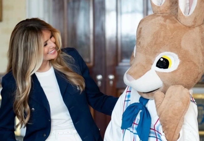 Большой кролик, разноцветные яйца и детские рисунки: как Дональд и Мелания Трамп отметили Пасху